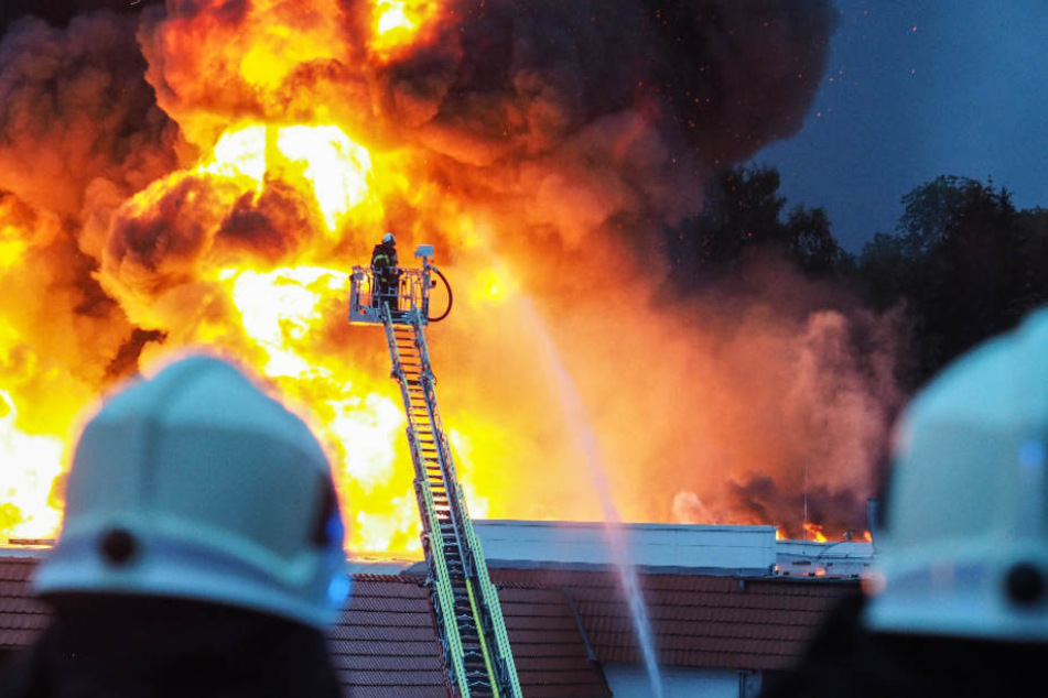 Der Brand loderte meterhoch in die Höhe.