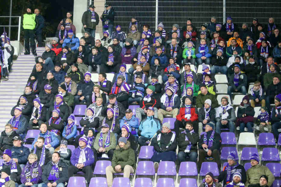 Friedhofstimmung in der ersten Halbzeit im Auer Stadion.