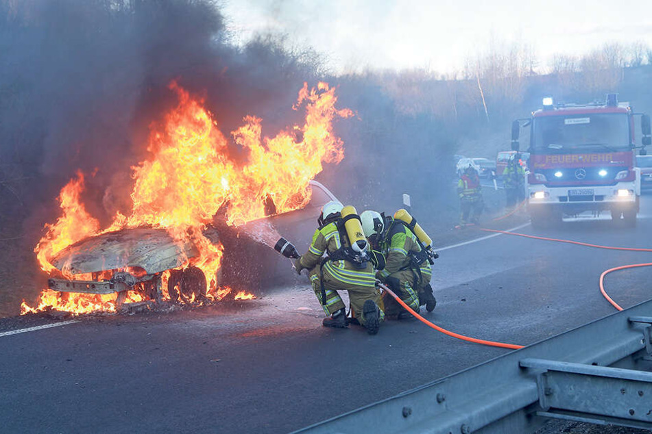 Ein Auto steht am Straßenrand in Flammen - klar, dass die Feuerwehr gleich mal mit dem Schlauch draufhält. Aber was, wenn es sich um ein E-Auto handelt?