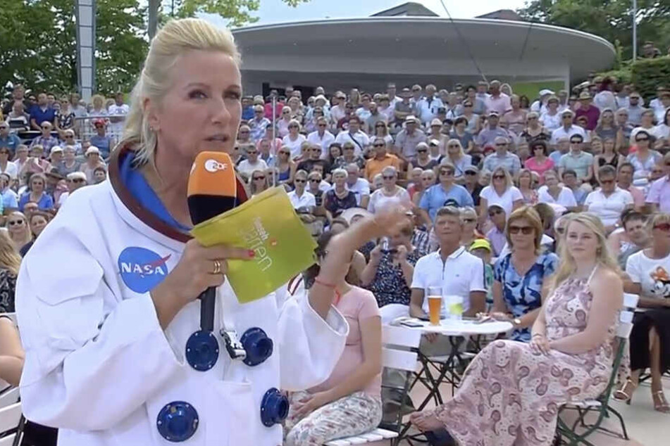 Kiwi eröffnete im Weltraumkostüm die Sendung.