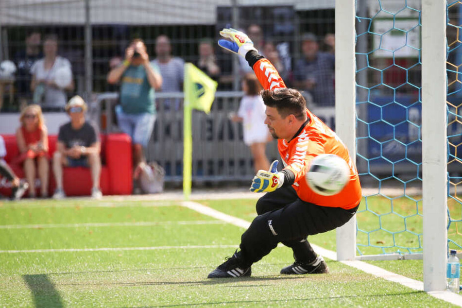 Mälzer scheitert an einem Elfmeter im Benefiz-Fußballspiel "Kicken mit Herz" im Stadion Hoheluft.