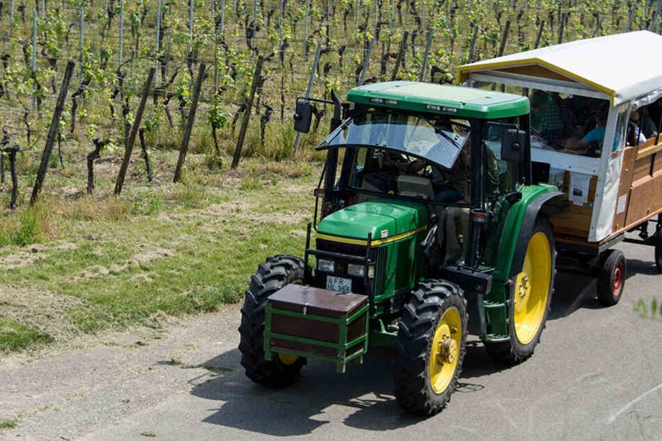 In Bayern ist ein Traktor samt Anhänger umgekippt. Acht Menschen wurden schwer verletzt. (Symbolbild)