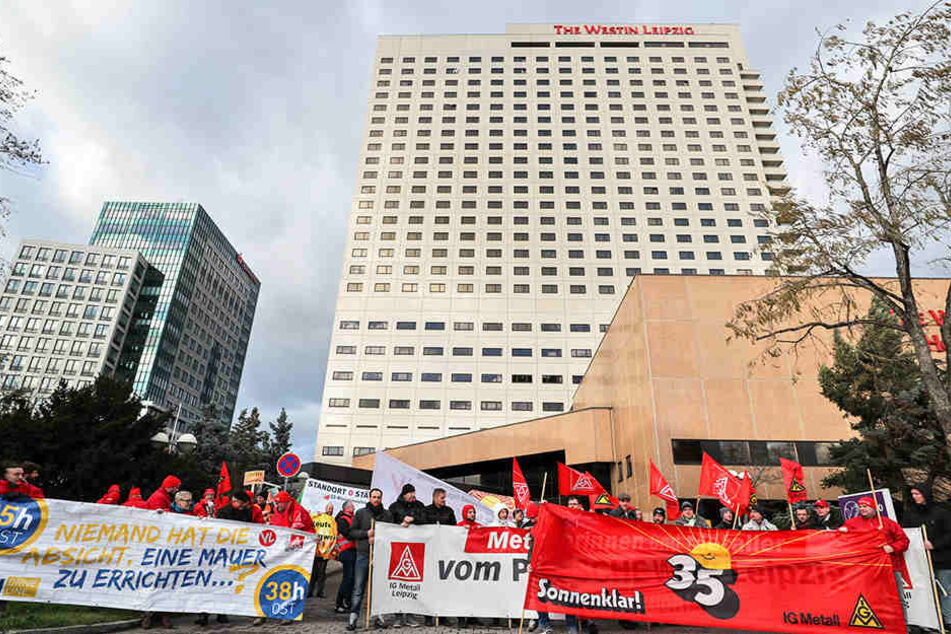 Mitglieder der IG Metall demonstrierten am Nachmittag vor dem Leipziger Hotel Westin, in dem zeitgleich die dritte Verhandlungsrunde zwischen Arbeitgebern und Gewerkschaft stattfand.