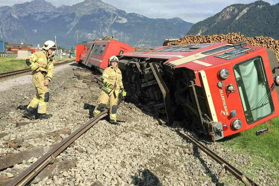 Ein Triebwagen der Zillertalbergbahn kippte um.
