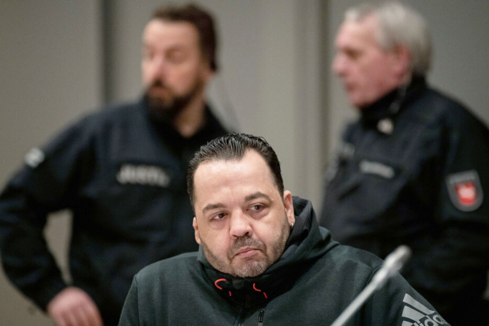 Niels Högel (Mitte) ist wegen hundertfachen Mordes angeklagt.