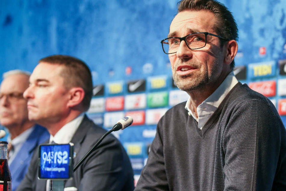 Michael Preetz (r) und Investor Lars Windhorst (m) sprechen auf der Pressekonferenz über die Zukunft von Hertha BSC.
