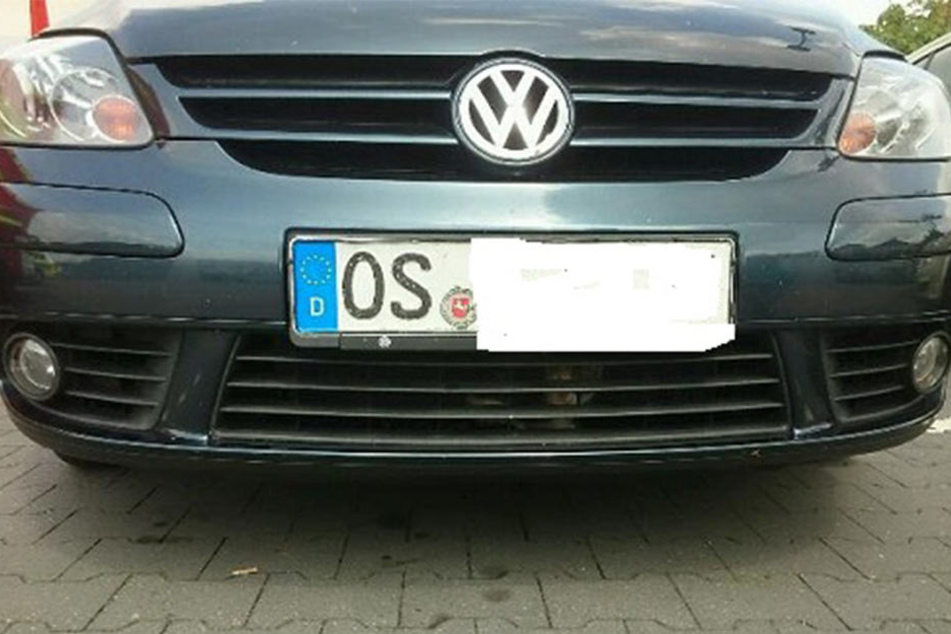 Im Kühlergrill des VW Golf saß ein kleines Kätzchen fest.