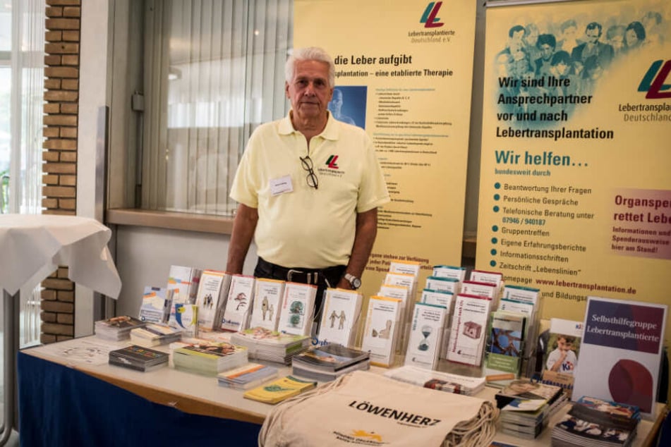 Heinz Suhling steht an einem Infostand über Organspende.