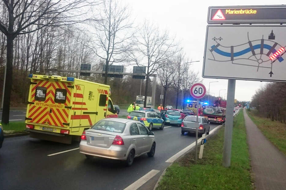 In Richtung Innenstadt staut sich der Verkehr bereits bis auf die A4.