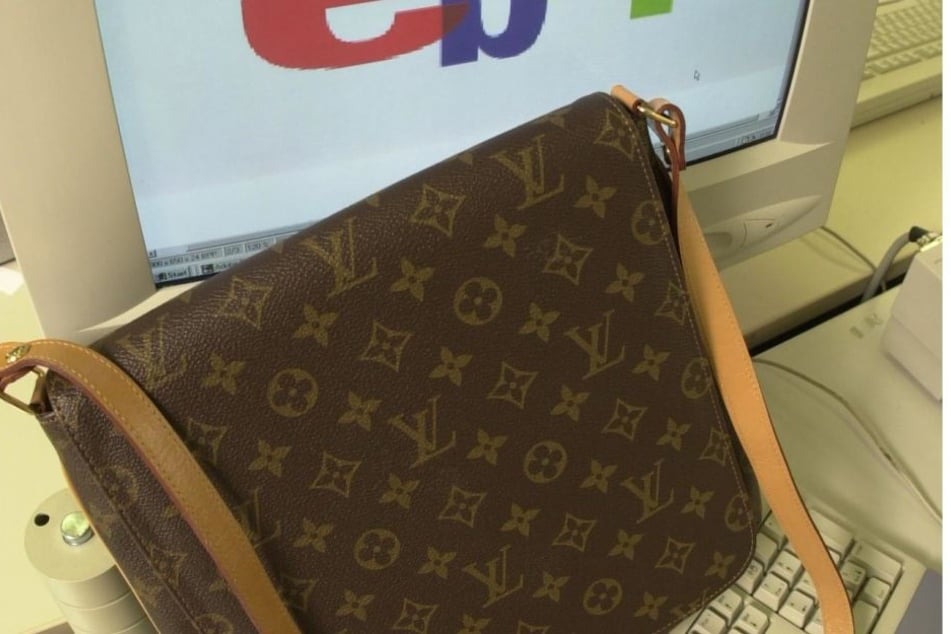 Die Angeklagten sollen Plagiate edler Taschen des Luxus-Labels Louis Vuitton im Netz verkauft haben.