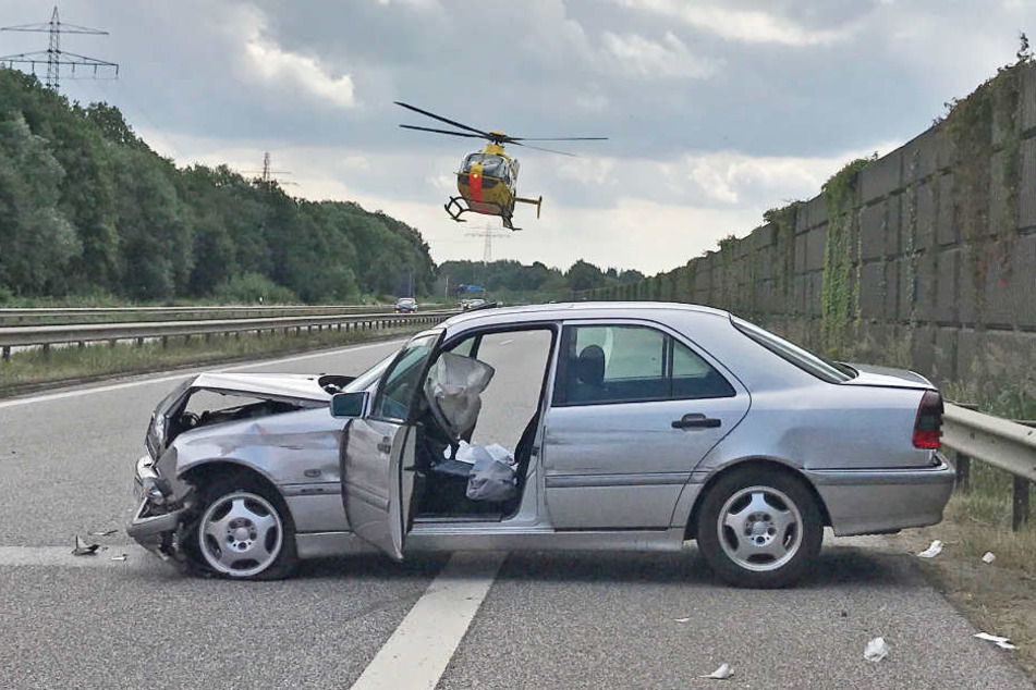 Der Mercedes blieb nach dem Unfall quer zur Fahrbahn stehen.