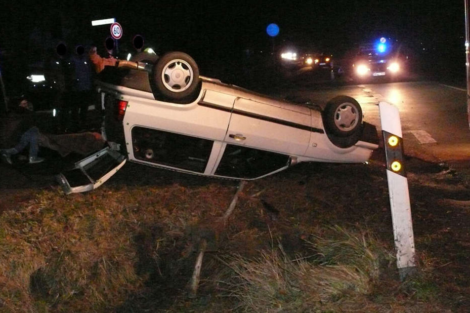 Nachdem ein flüchtiger Autofahrer einem 48-jährigen Mann die Vorfahrt nahm, überschlug sich sein Auto.