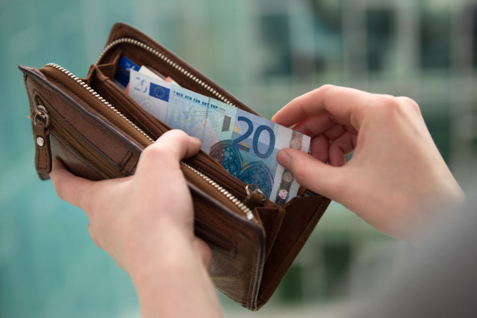 Weil kein Klopapier da war, benutzte ein Wiesn-Besucher kurzerhand Geld. (Symbolbild)