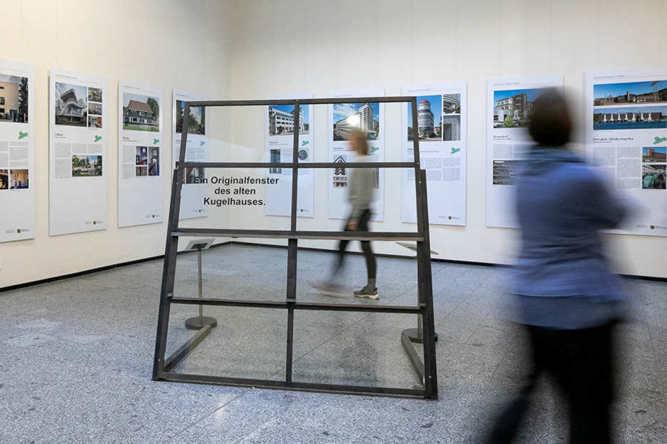 Das Fenster in der Ausstellung. An den Wänden weitere Beispiele moderner Bauten der 1920er Jahre.