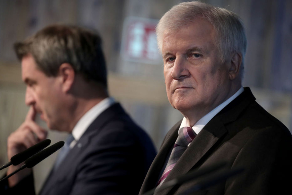 Markus Söder (l) gilt als der wahrscheinlichste Kandidat für Horst Seehofers Posten. (Archiv)