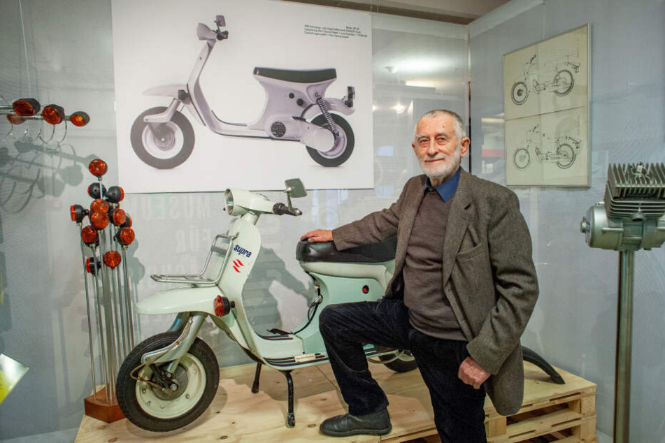 "Eine unserer besten Arbeiten": Formgestalter Karl Clauss Dietel (84) vor dem von ihm entworfenen Automatik-Roller SR 52 "Supra".