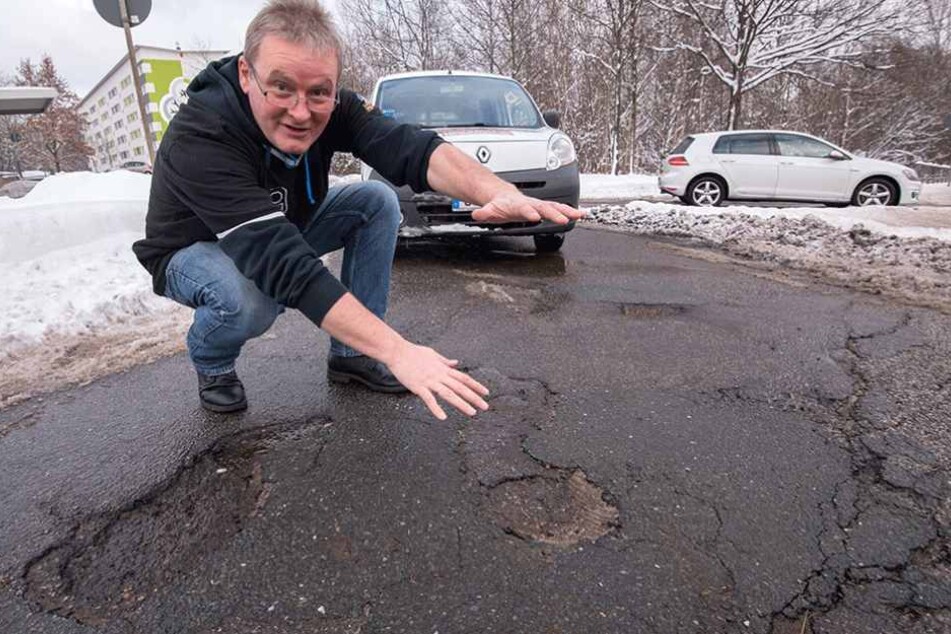 Pizza-Fahrer Wolfgang Mai (52) ist sauer - die Schlaglöcher erhöhen die Unfallgefahr.
