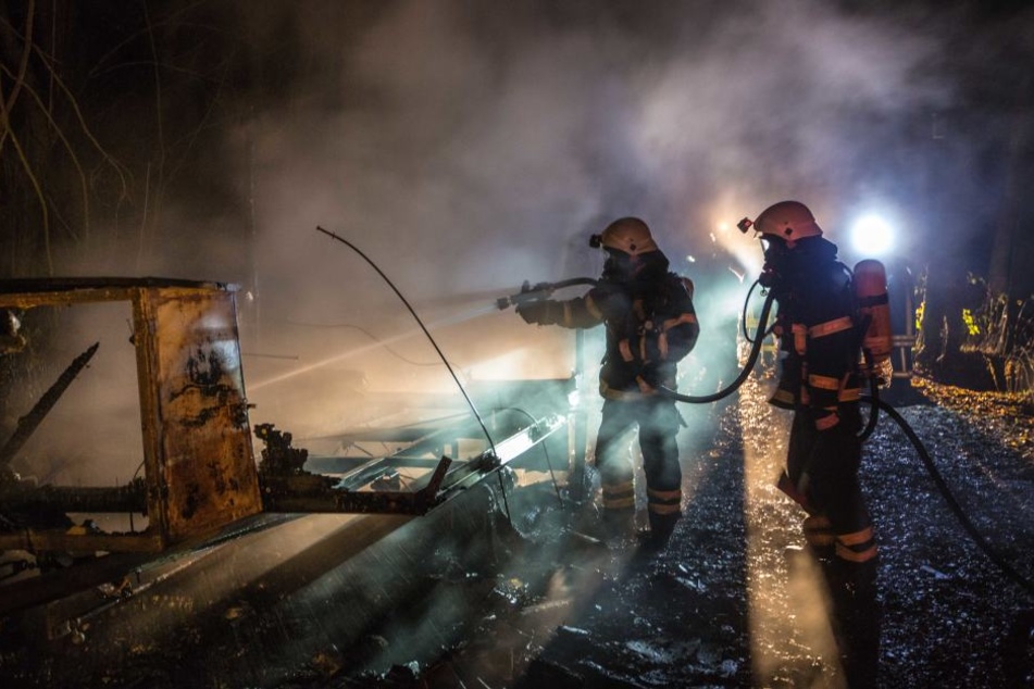 Von dem Bauwagen blieb nach dem Brand nicht viel übrig.