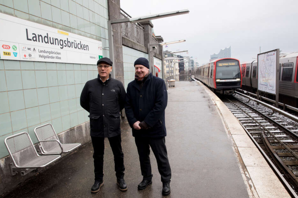 Jens-Günter Lang, Vorstand Technik bei der Hamburger Hochbahn AG und Albert Schett (links) vom Denkmalschutzamt Hamburg, stehen an der U-Bahn Haltestelle Landungsbrücken. Bald beginnt die Sanierung prominenter Haltestellen der U3.