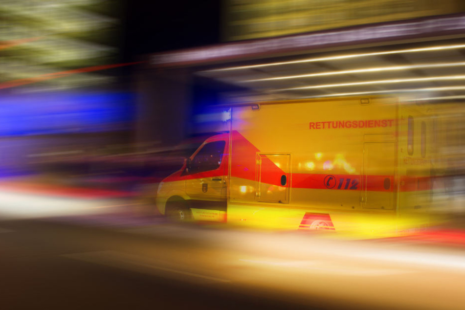 Die Feuerwehrleute verletzten sich bei ihrem Einsatz am Haus und mussten ärztlich versorgt werden. (Symbolbild)