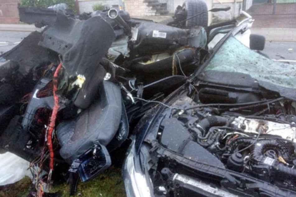 Das Fluchtfahrzeug wurde komplett zerstört. Der fahrer wurde aus dem Auto herausgeschleudert.