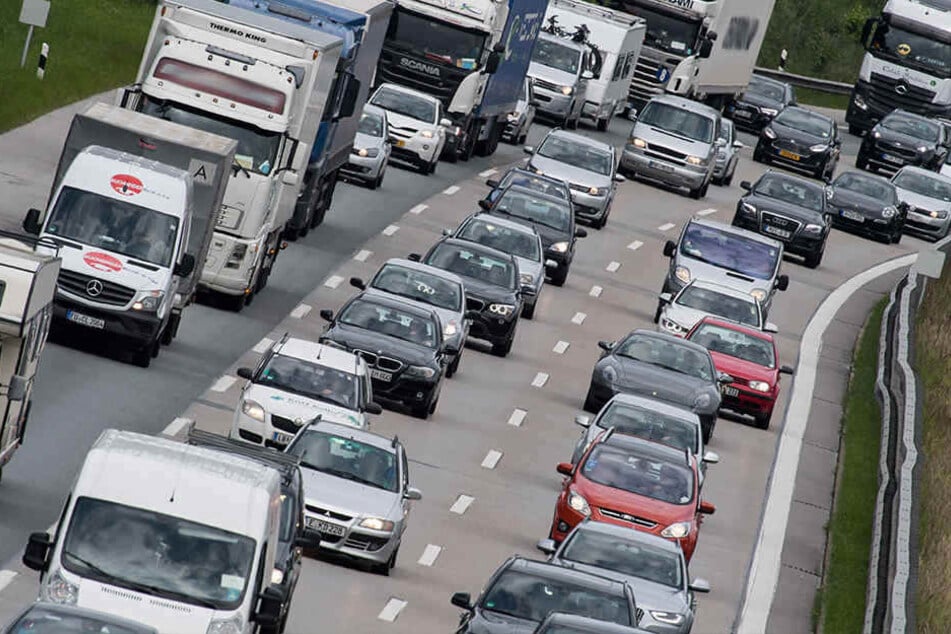 Ein Transporter raste in ein Stauende auf der A72. (Symbolbild)