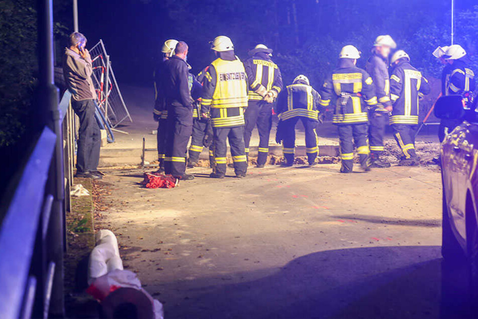 Der Biker stürzte in die Grube.