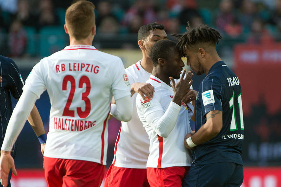 Rangelei zwischen Wolfsburgs Didavi (1. v. r.) und Leipzigs Keita (2. v. r.). Naby Keita kassierte im Spiel seine fünfte Gelbe Karte.