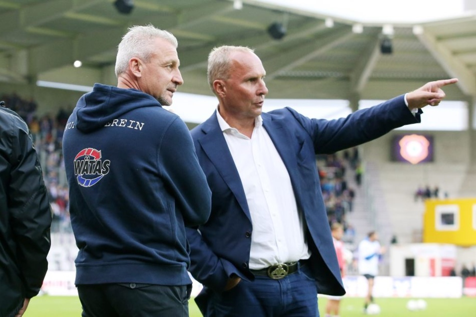 Trainer Pavel Dotchev (l.) und Präsident Helge Leonhardt haben den Kader um
sieben Spieler reduziert. Drei Neuzugänge sollen im Winter kommen.