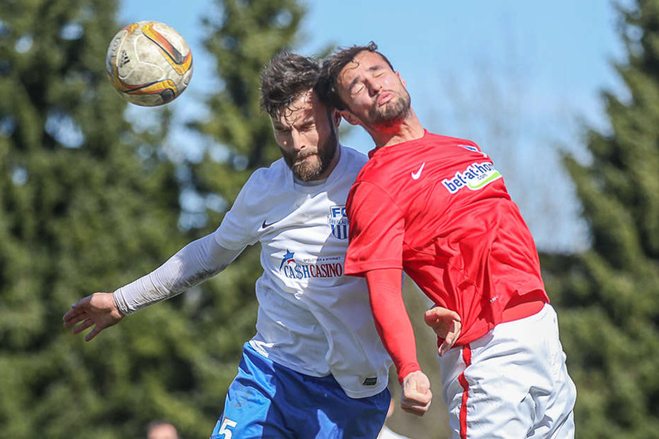 Fabian Eisele (r.) im Hertha-Trikot beim Kopfballduell mit dem Neugersdorfer Ronald Wolf.