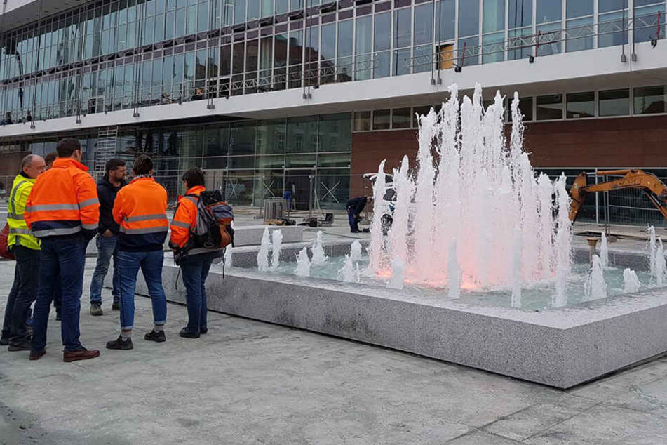 Der erste von drei Brunnen sprudelte am Mittwoch zur Probe.