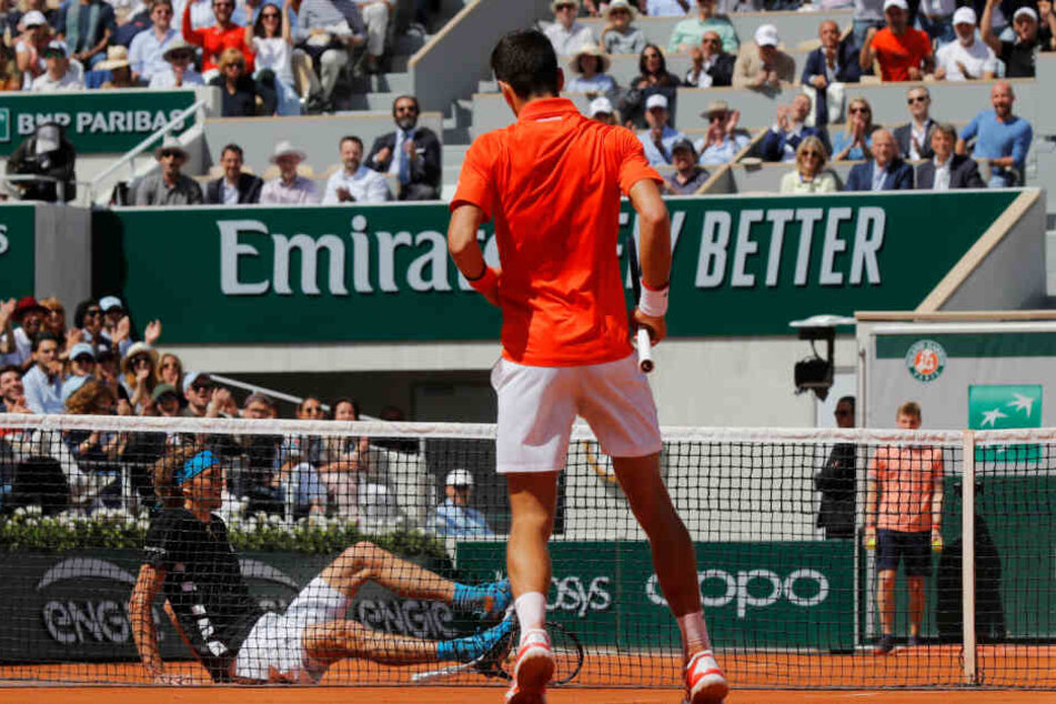Alexander Zverev (sitzend) verlor im Viertelfinale der French Open 2019 gegen den Weltranglistenersten Novak Đoković.