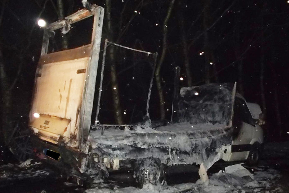 Der Kleintransporter der Wäscherei brannte komplett aus.