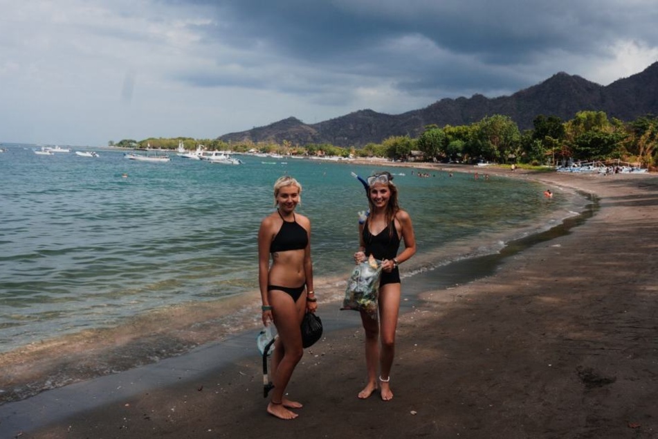Traumstrand auf Bali. Gina sammelte auch hier Müll, eine Mitreisende half dabei.