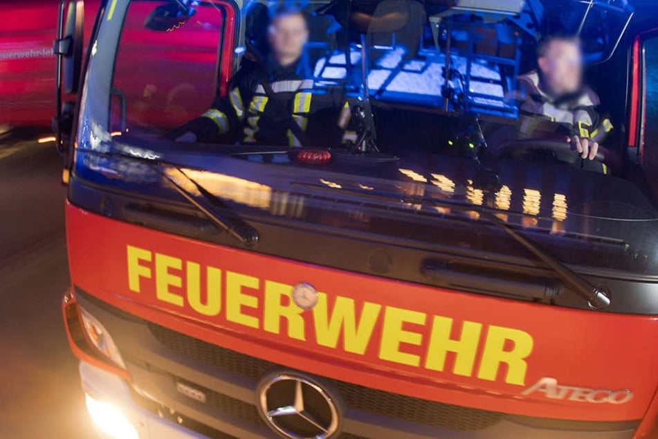 Der Feuerwehr-Lkw brauste über die rote Ampel, erwischte einen Mann auf dem Fahrrad. (Symbolbild)