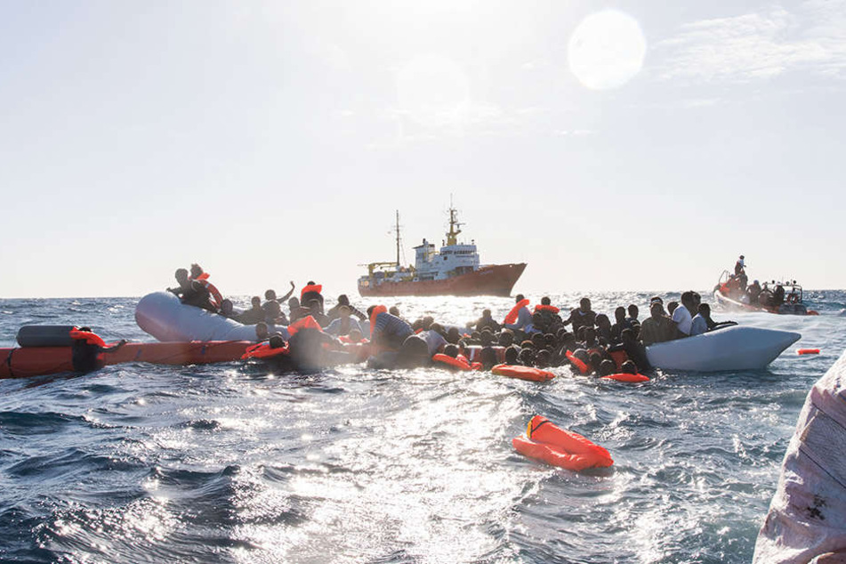 Wegen des Vorwurfs illegaler Müllentsorgung will die italienische Staatsanwaltschaft das private Rettungsschiff „Aquarius“ beschlagnahmen.