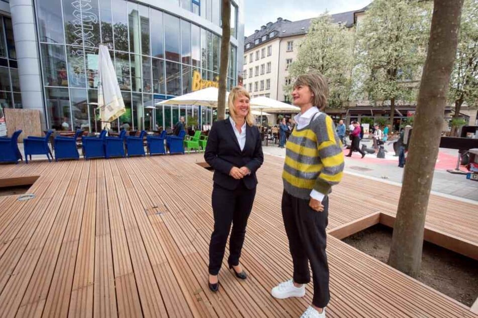 OB Barbara Ludwig (56, SPD) und GGG-Chefin Simone Kalew (re.) auf dem neuen Podest am Eingang der Kneipenmeile.