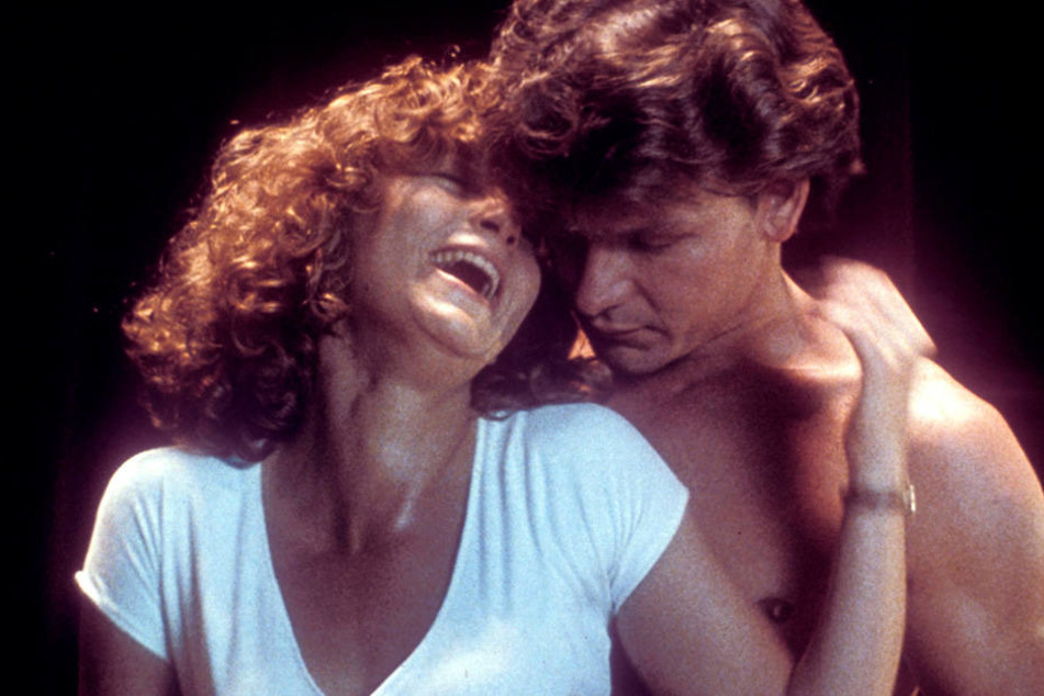 So stand es eigentlich nicht im Drehbuch: Als Patrick Swayze über die Innenseite ihrer Arme streicht, kichert Jennifer Grey los.
