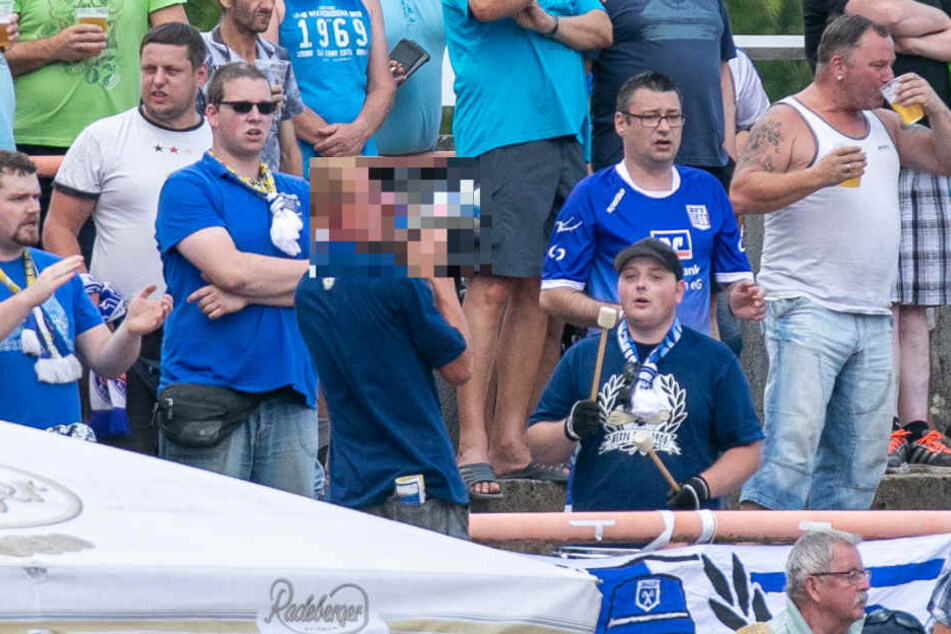 Der neue Fan-Vorsänger hatte sich etwas im Ton vergriffen.