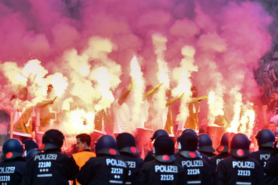 Gewohnte Bilder: Werder Bremen-Ultras zünden vor den Augen der Polizei Pyro-Technik.