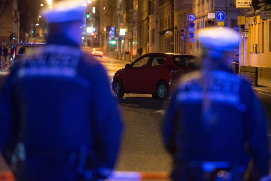 Zwei Polizisten auf Streife. (Symbolbild)
