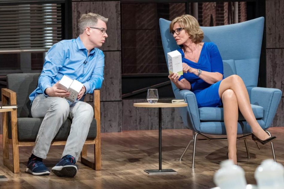 Die "Löwen" Frank Thelen und Dagmar Wöhl beraten sich ebenfalls.