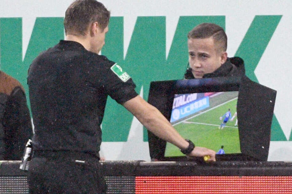 Patrick Ittrich hat beim Bundesliga-Duell zwischen dem FC Augsburg und dem FC Schalke 04 den Videobeweis zu Rate gezogen. So etwas hatte Schiedsrichter Manfred Bauer leider nicht.