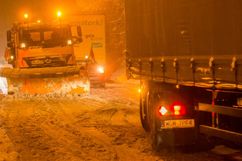 Bei Eisenberg ging gar nichts mehr. Lkw standen quer auf der Straße.
