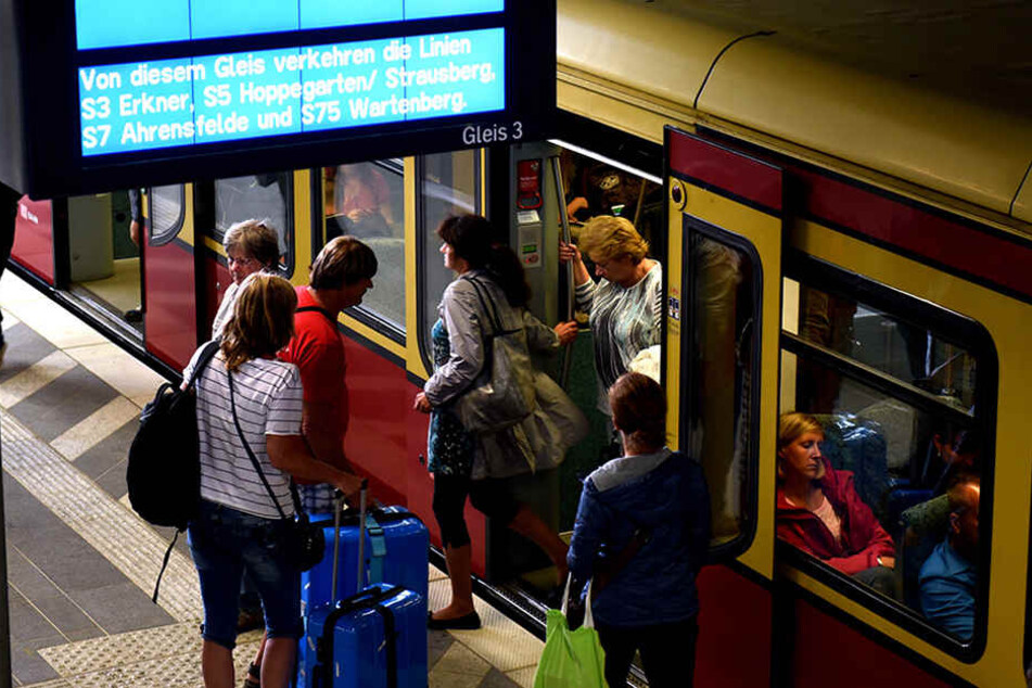 Passagiere steigen in den Zug der Berliner S-Bahnstrecke S3 nach Erkner im Bahnhof Ostkreuz hält.