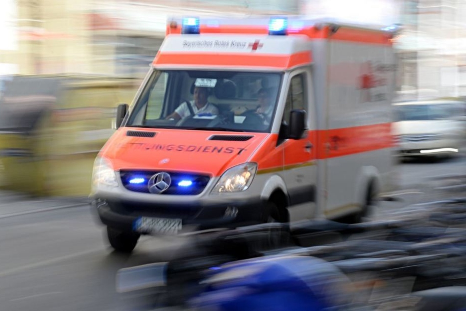 Insgesamt vier Personen wurden bei dem Kreuzungscrash schwer verletzt und mussten in ein Krankenhaus gebracht werden. (Symbolbild)