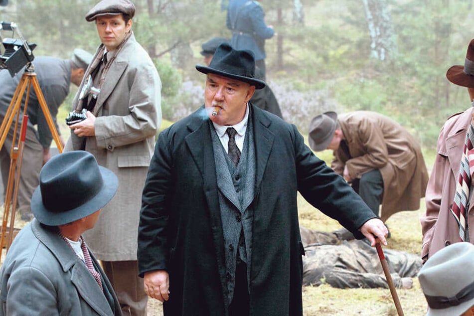 Friedel (hinten
links) ermittelt
am Tatort.