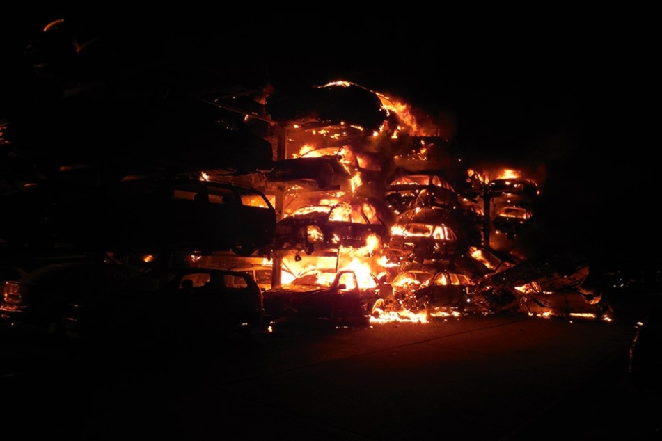 Die Feuerwehr musste jedes der 240 brennenden Autos einzeln löschen.