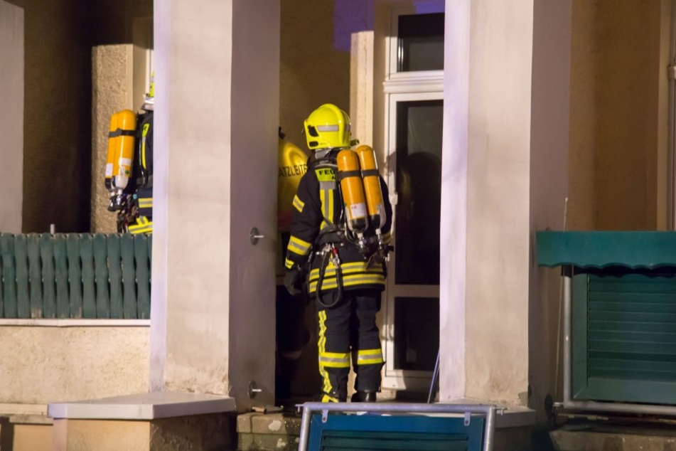 Die Kameraden der Feuerwehr führten auf dem Balkon noch Restlöscharbeiten durch.
