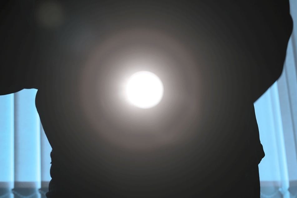 Es wird wohl nie Licht ins Dunkel kommen.
